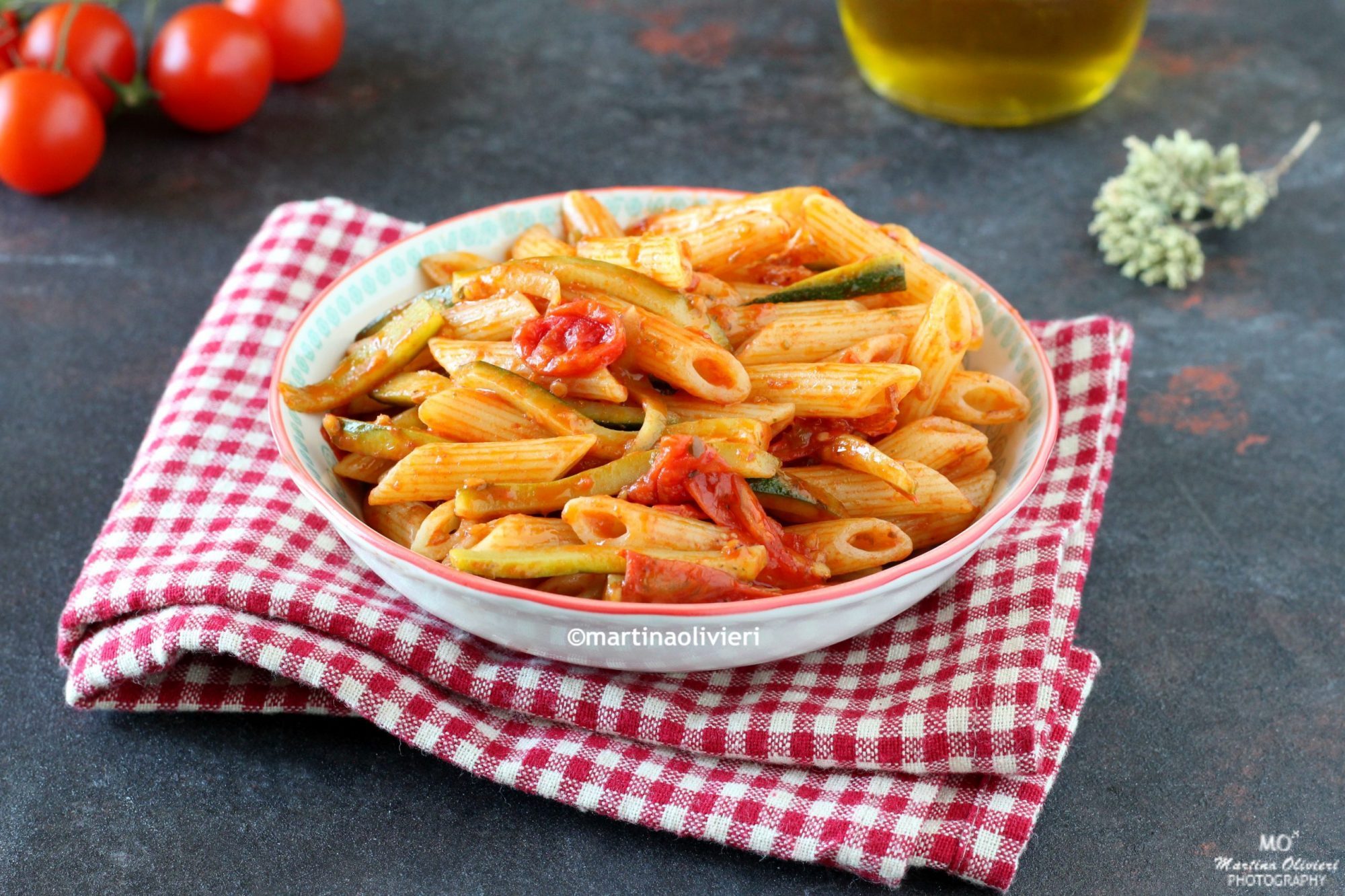 Macarrão com abobrinha e tomatinhos