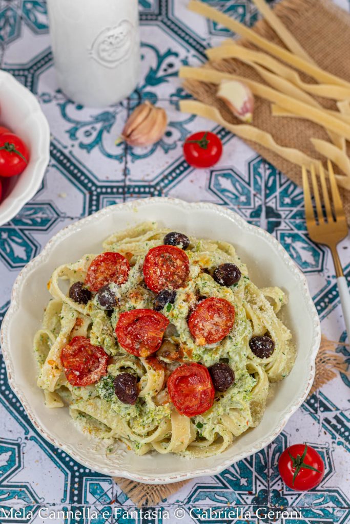 macarrão com brócolis e creme de leite