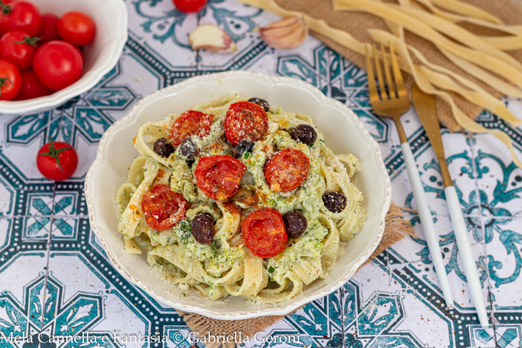 Macarrão com brócolis, creme de leite e tomatinhos super cremoso