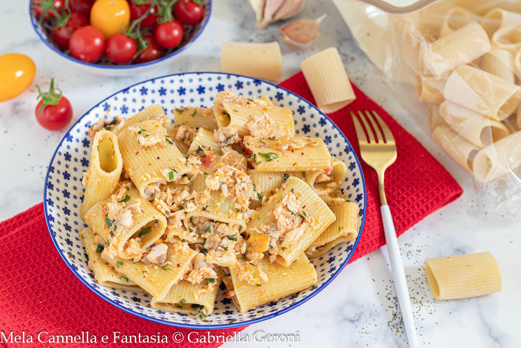 Macarrão com dourada ao natural e tomatinhos