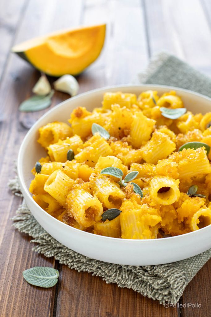 macarrão com abóbora e farinha crocante