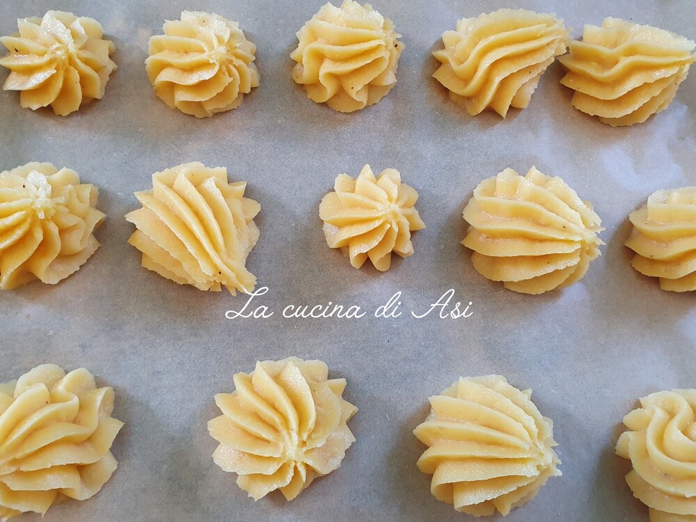 mini bigne de parmesão e lâminas de amêndoa