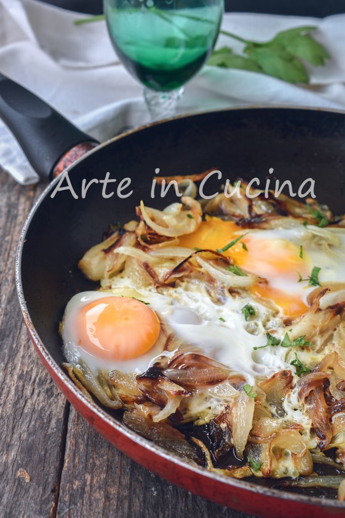 Ovos com cebolas na frigideira, prato rápido