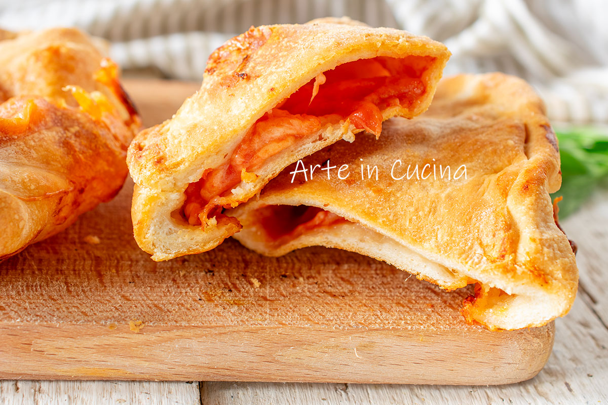 Panzerotti com mozzarella e tomate