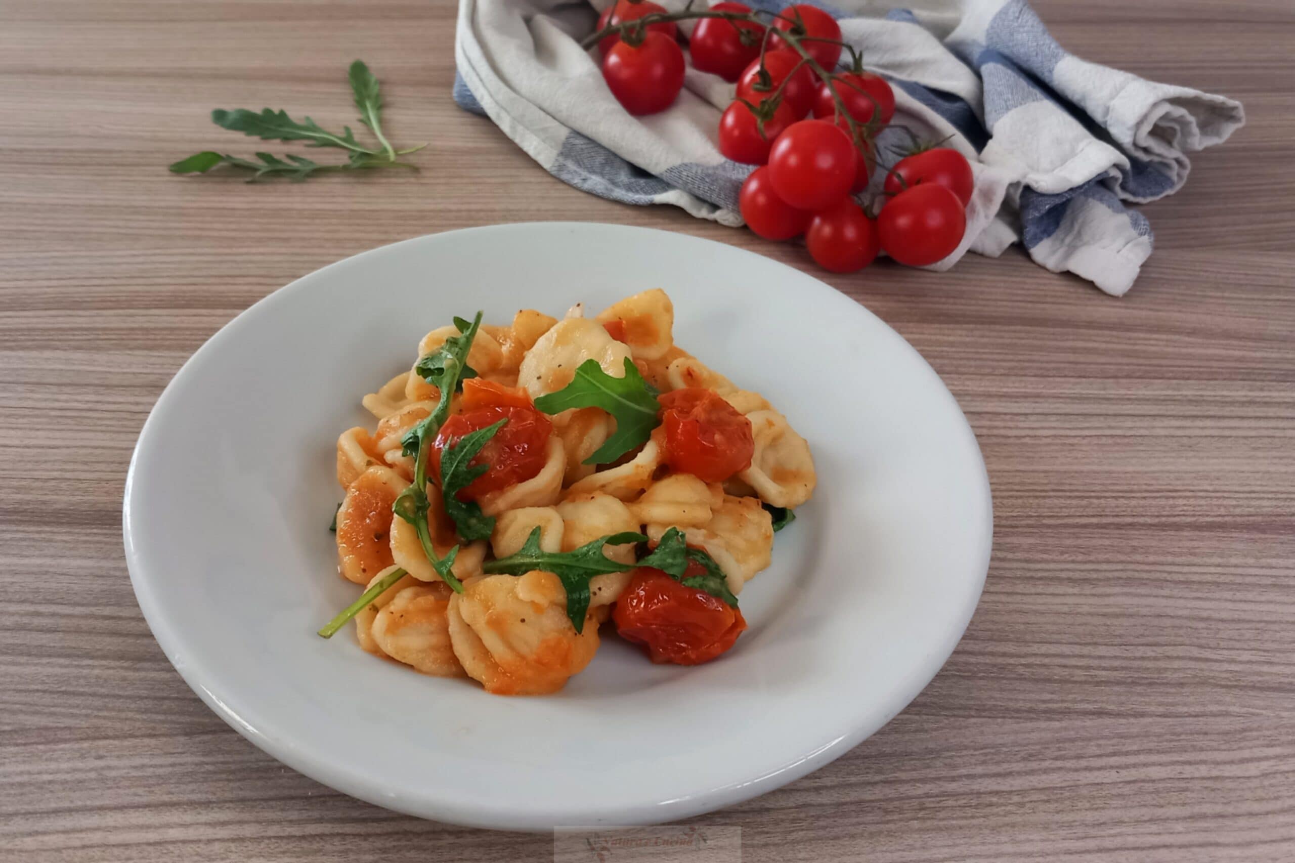 Orecchiette com creme de berinjela, tomatinhos e rúcula