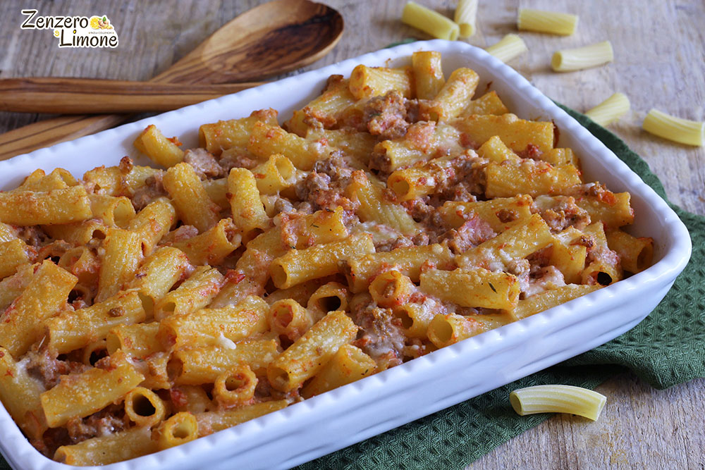 pasta com tomate, salsicha e ricota