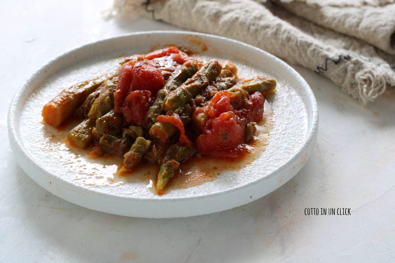 aspargos ensopados na panela de pressão elétrica