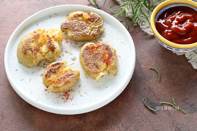 batatas amassadas na frigideira