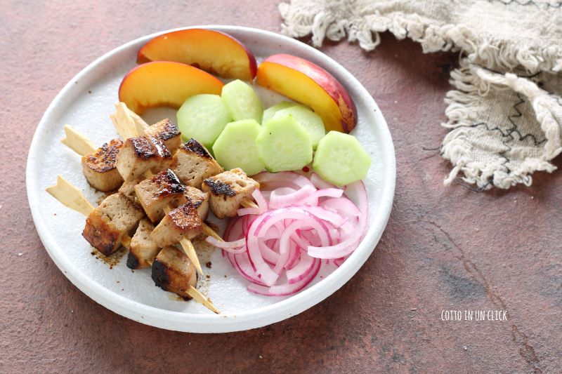 espetinhos de tofu com salada de pepino e pêssego