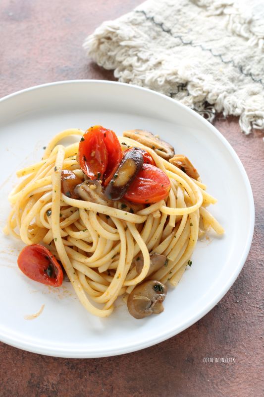 macarrão com cogumelos e tomatinhos