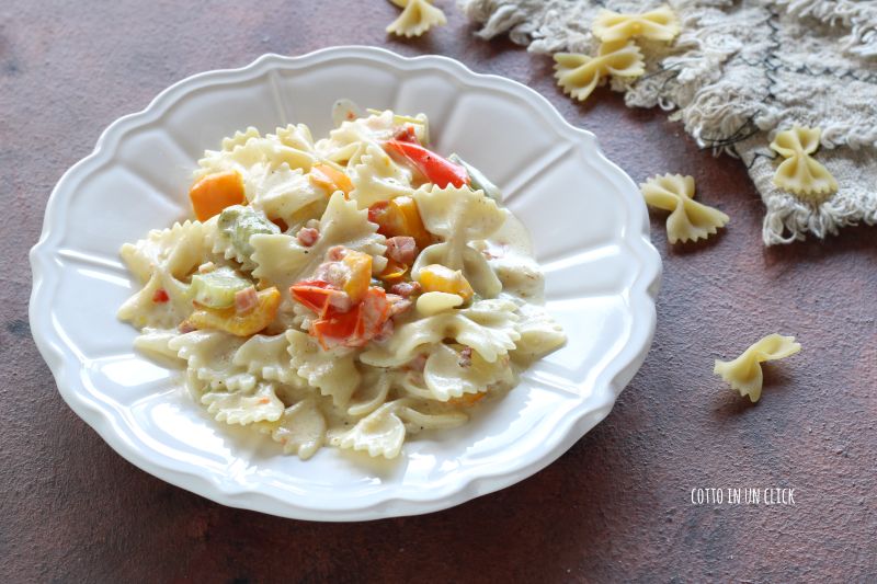 macarrão com pimentões, creme de leite e speck na panela de pressão