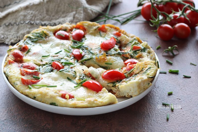 omelete com tomatinhos e cebolinha