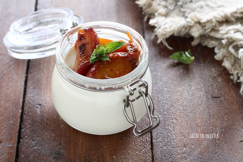 Panna cotta com pêssegos caramelizados