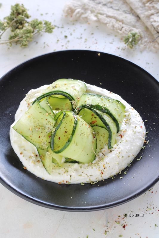 salada de pepino com creme de ricota e iogurte