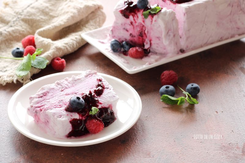 semifreddo de iogurte com framboesas e mirtilos