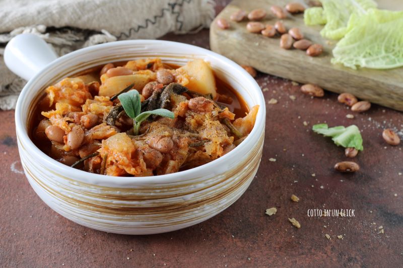 sopa de couve e feijão na panela de pressão
