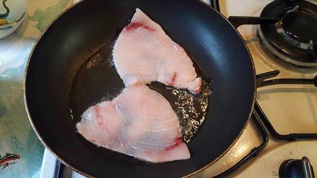 Tortinha de berinjela e peixe-espada ao forno