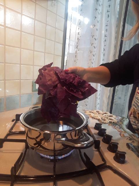 Cheesecake salgada com couve roxa