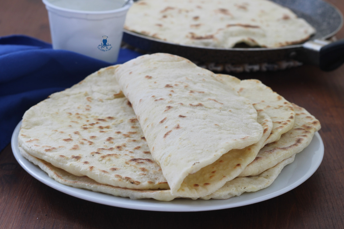 Piadina macia com leite e iogurte