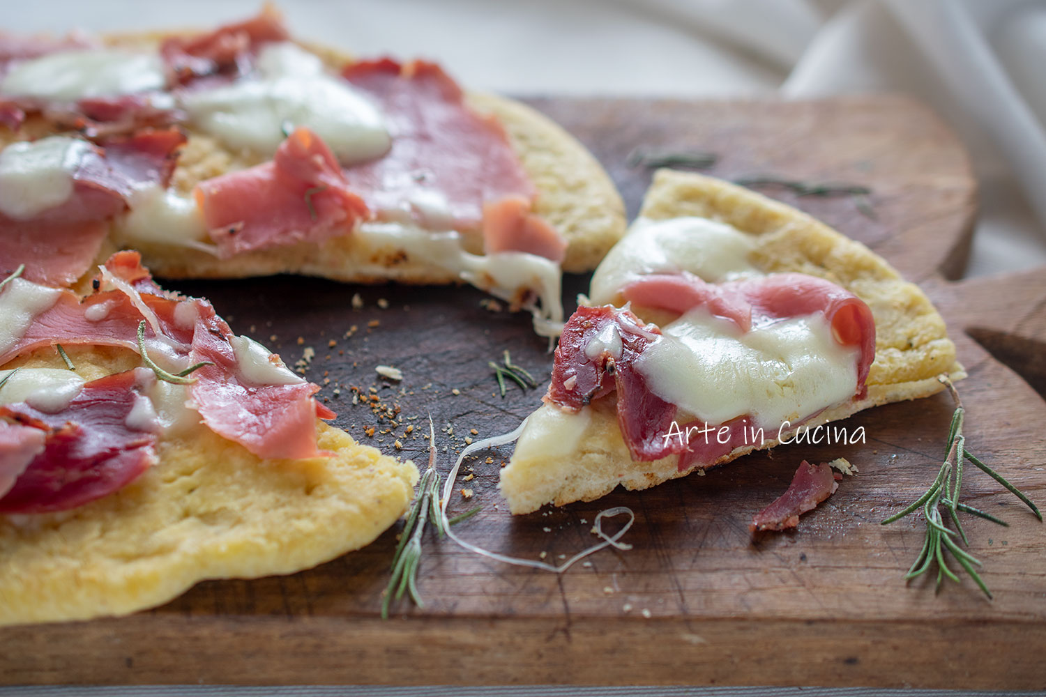 Pizza água e farinha com speck e provolone