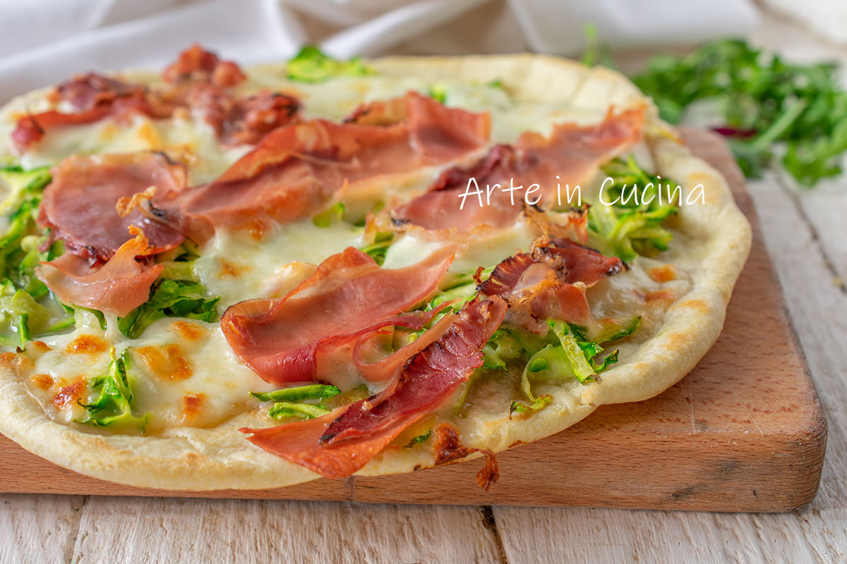 Pizza crocante na frigideira com abobrinha rápida