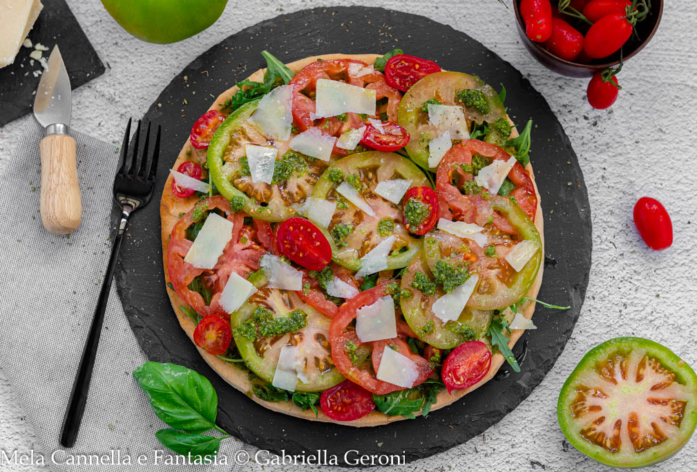 Pizza fria com tomate pesto e lascas de grana