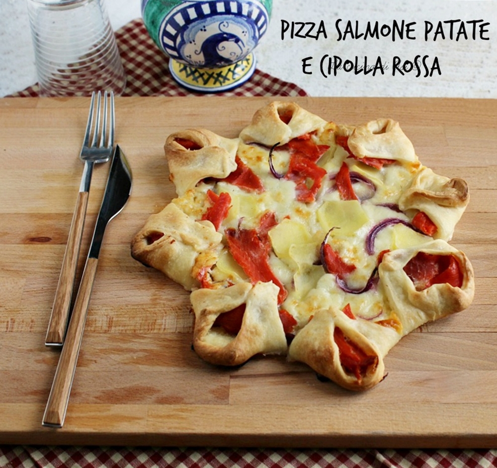 Pizza deliciosa com salmão batatas e cebolas