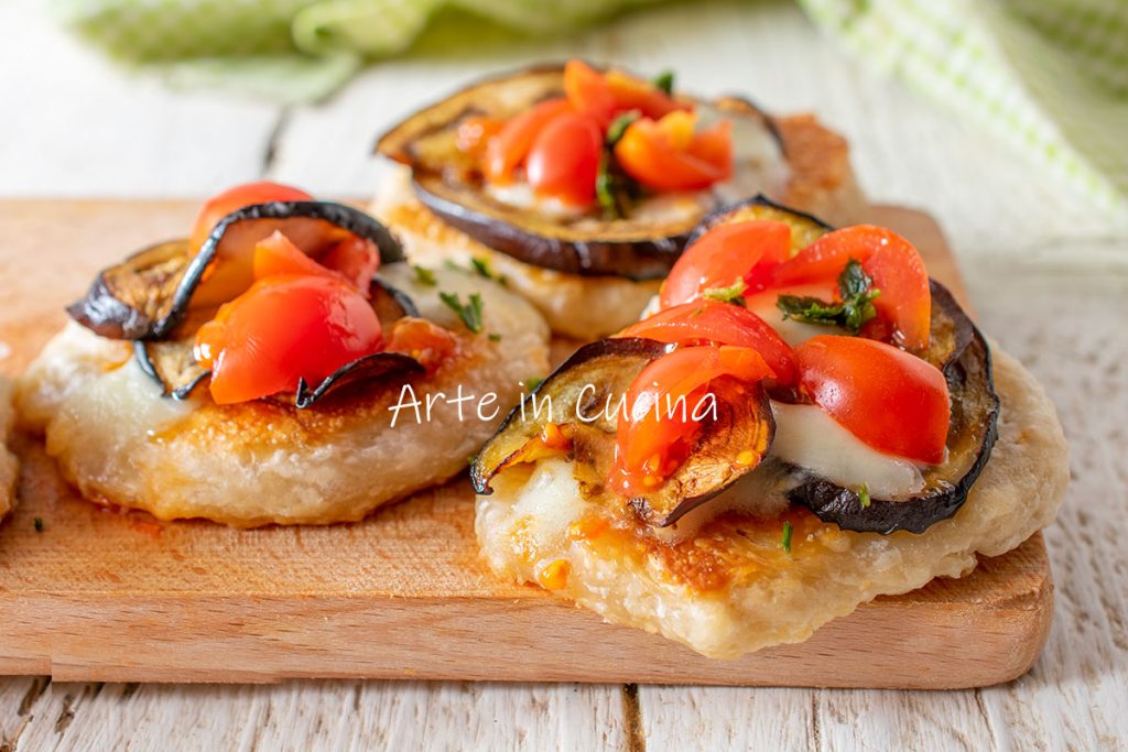 Pizzas fritas com berinjela na frigideira