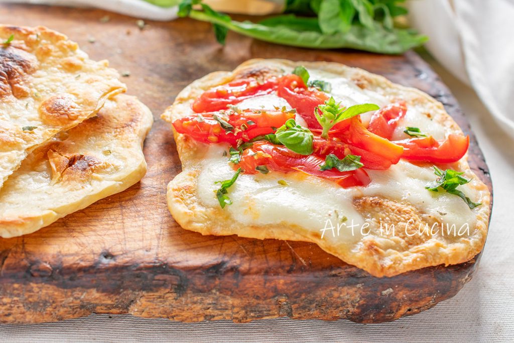 Pizzinhas de pão folhadas na frigideira rápidas