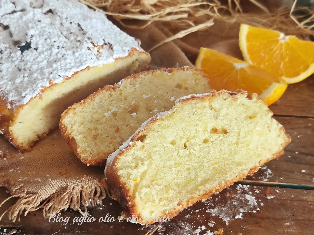 Plumcake com mascarpone e suco de laranja macio acabado de sair do forno