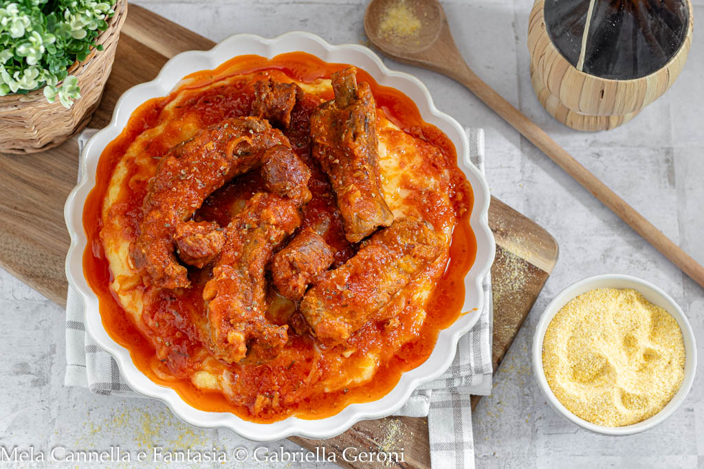 Polenta com molho de linguiça e costeletas de porco receita de Abruzzo