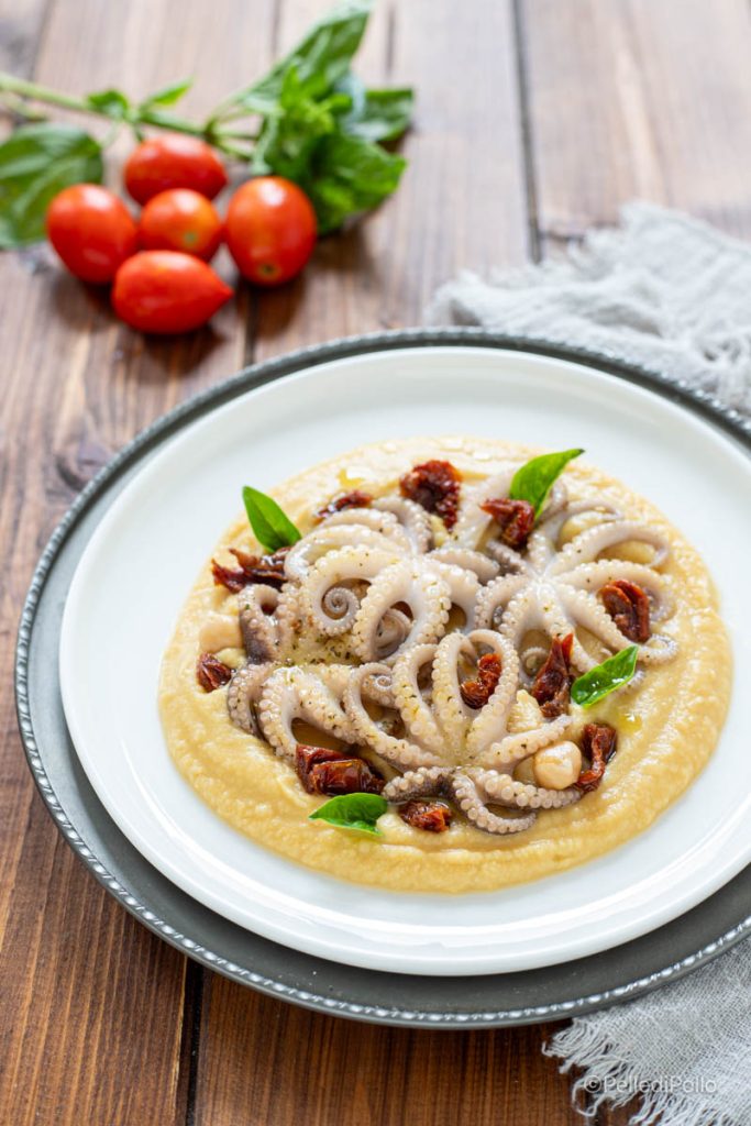 polvo com creme de grão-de-bico e tomates secos