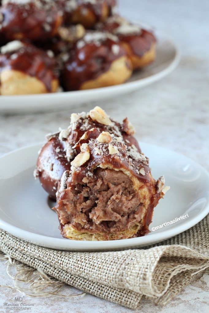 Profiteroles de avelã, wafer e chocolate ao leite