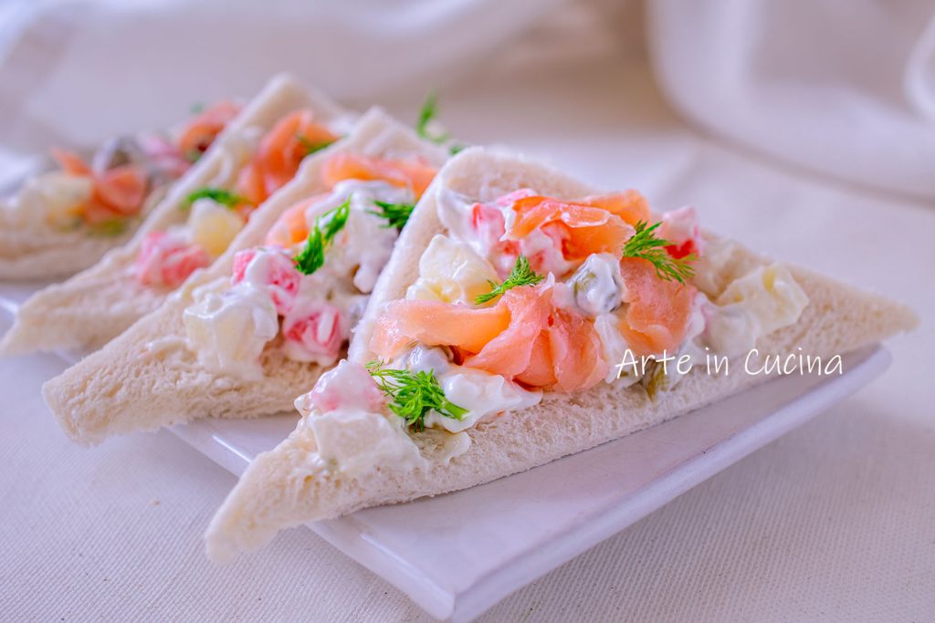 Receita de canapés de salmão e salada russa