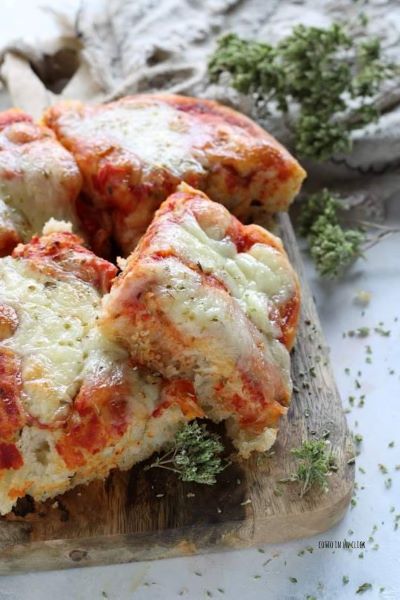 retire a pizza do forno, corte em pedaços e sirva