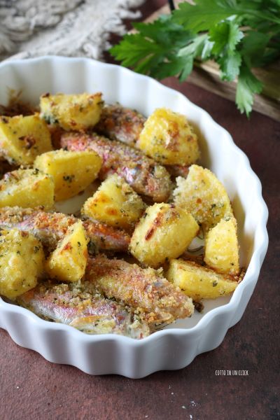 retire as trilhas com batatas do forno e sirva