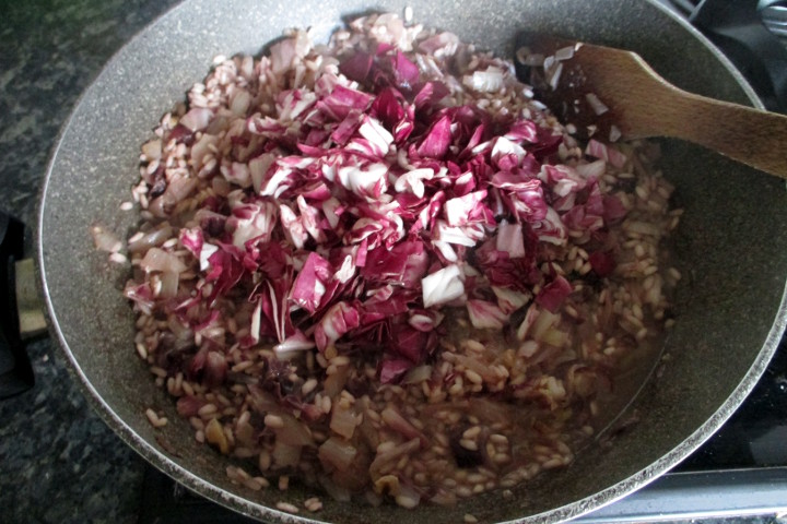 Risoto de radicchio e nozes vegano preparação, Mangia senza Pancia