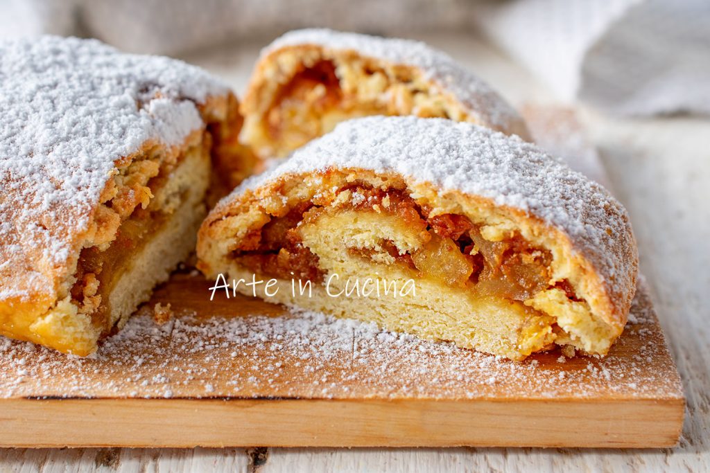 Rolo de massa quebrada com maçãs e amaretti