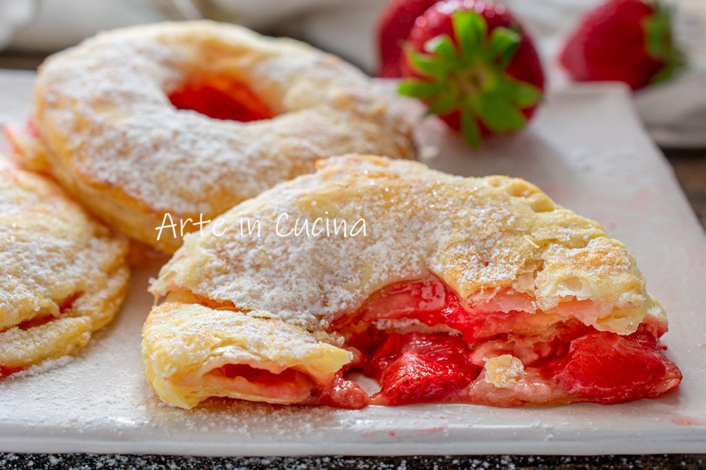 Rosquinhas de massa folhada com morangos e creme