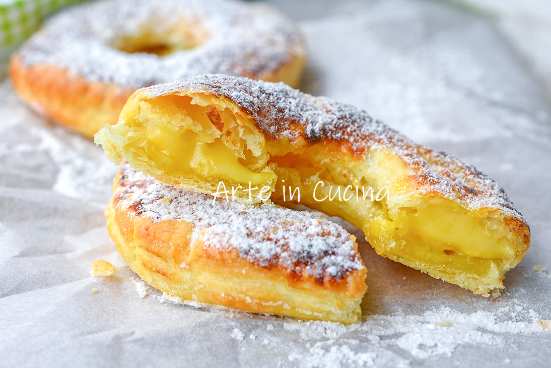 ROSQUINHAS COM FOLHADO MAÇÃS E CREME DE PASTELEIRO