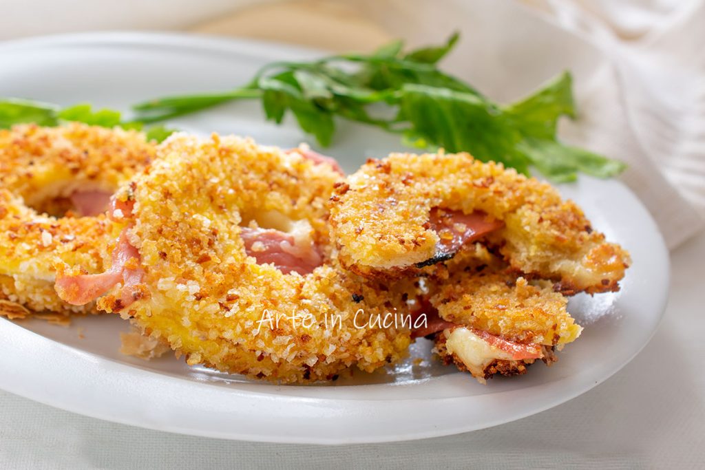 Rosquinhas de pão de forma com speck e provolone