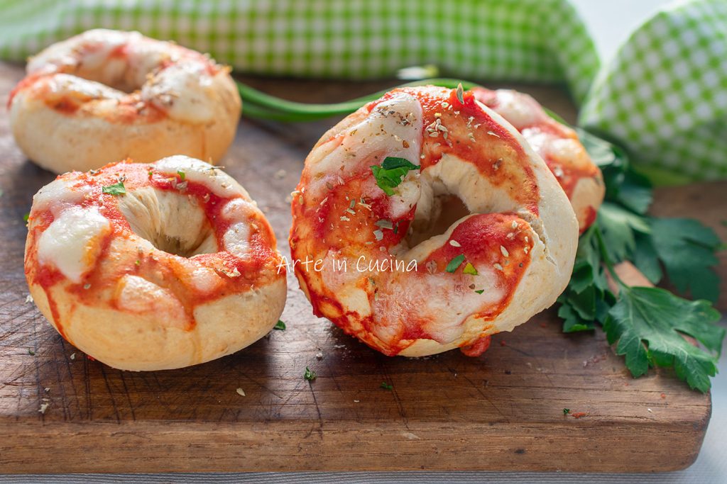 Rosquinhas rápidas salgadas de mussarela e tomate
