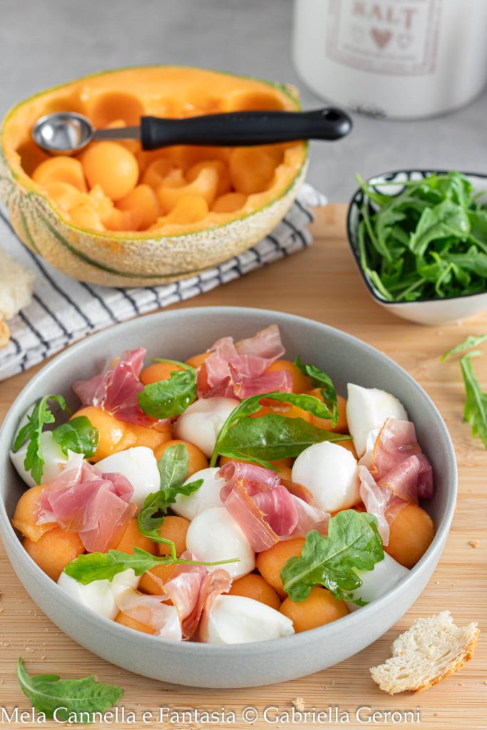 salada com melão presunto cru e mussarela