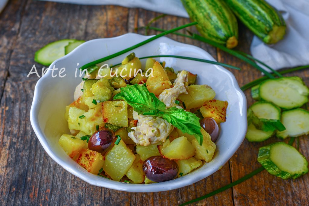 Salada de frango com abobrinha e batatas, receita saborosa fácil e rápida de preparar, ideia para o jantar ótima também para levar para a praia, leve e deliciosa.