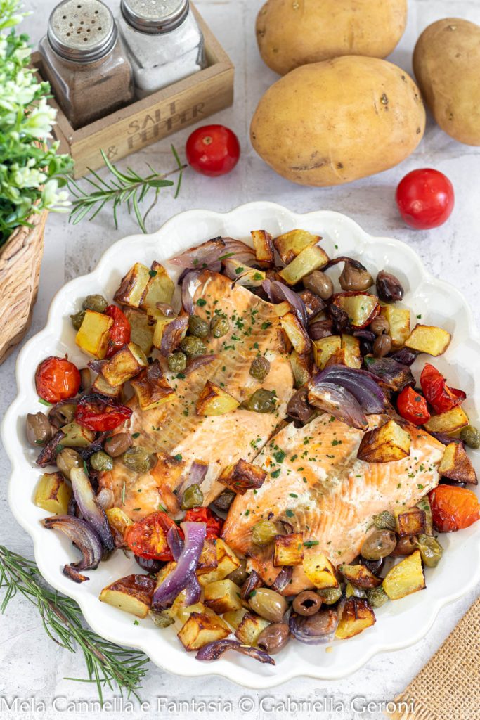 salmão na fritadeira a ar com batatas