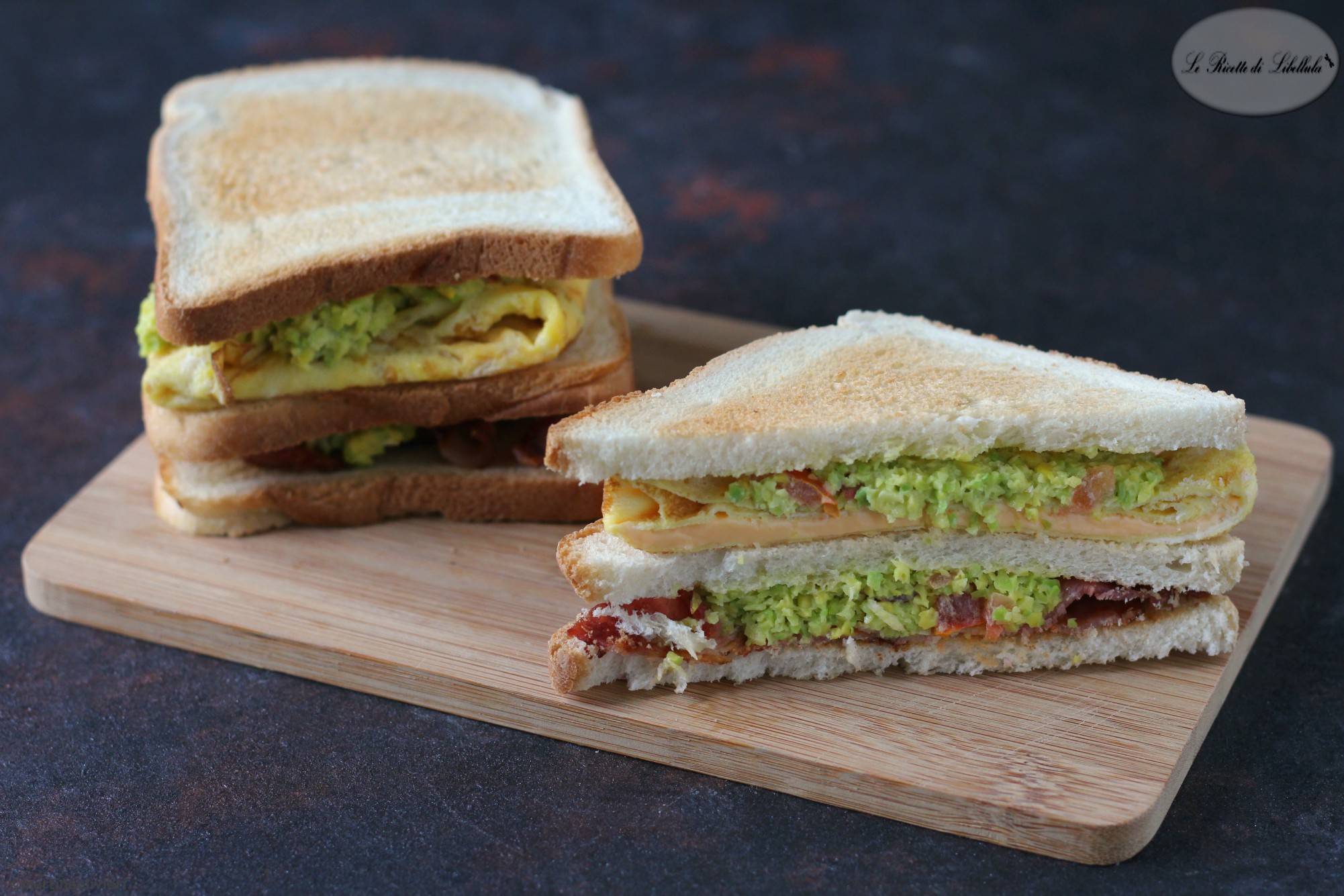 Sanduíche com guacamole, ovos e bacon