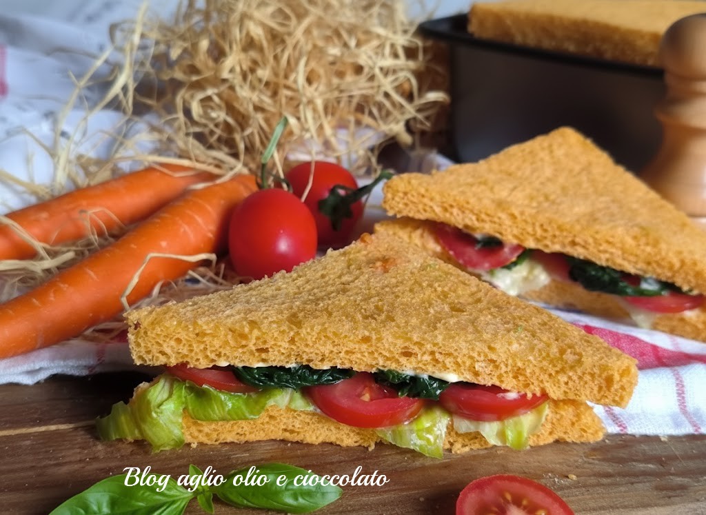 sanduíches vegetarianos com pão de leite e cenouras de cor laranja, recheados com salada, tomate em fatias