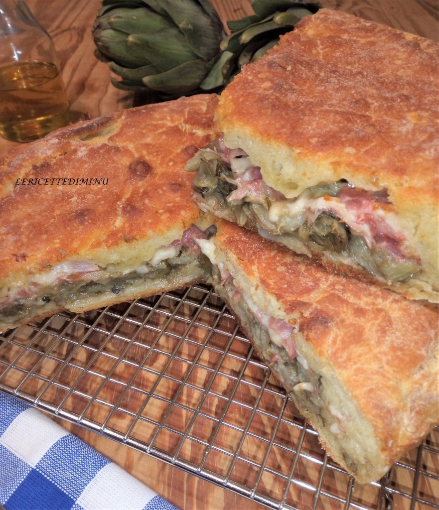 Focaccia ou scacciata de alcachofras e presunto