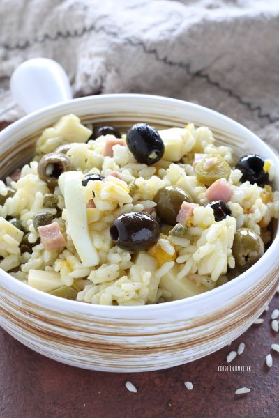 sirva a salada de arroz clássica ou coloque-a na geladeira