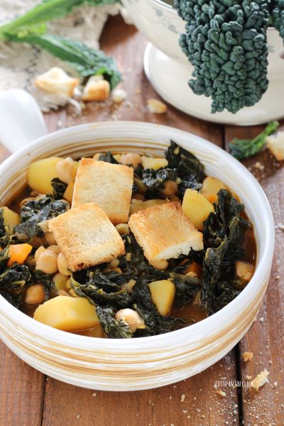 sirva a sopa com croutons de pão torrado